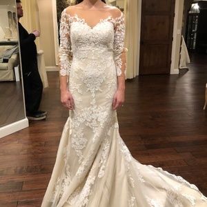 NWT Pronovias Tibet - Ivory - Size 6 - Unworn